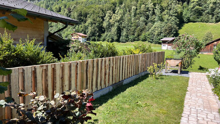 Protection brise-vue en bois de 2022 à 3860 Meiringen Suisse de Zaunteam Berner Oberland.