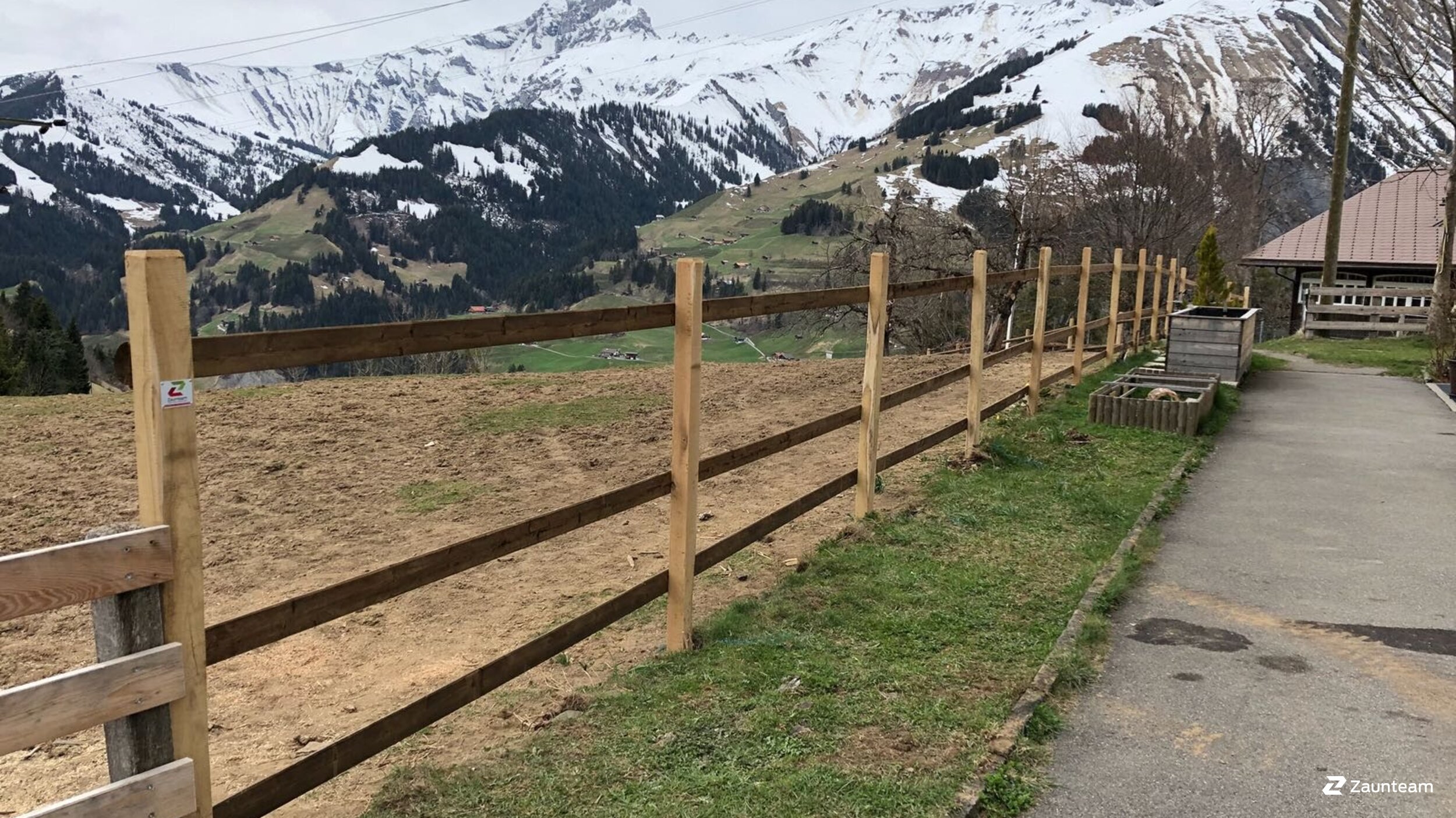 Halbrundlattenzaun aus dem 2018 in 3725 Achseten Schweiz von Zaunteam Berner Oberland.
