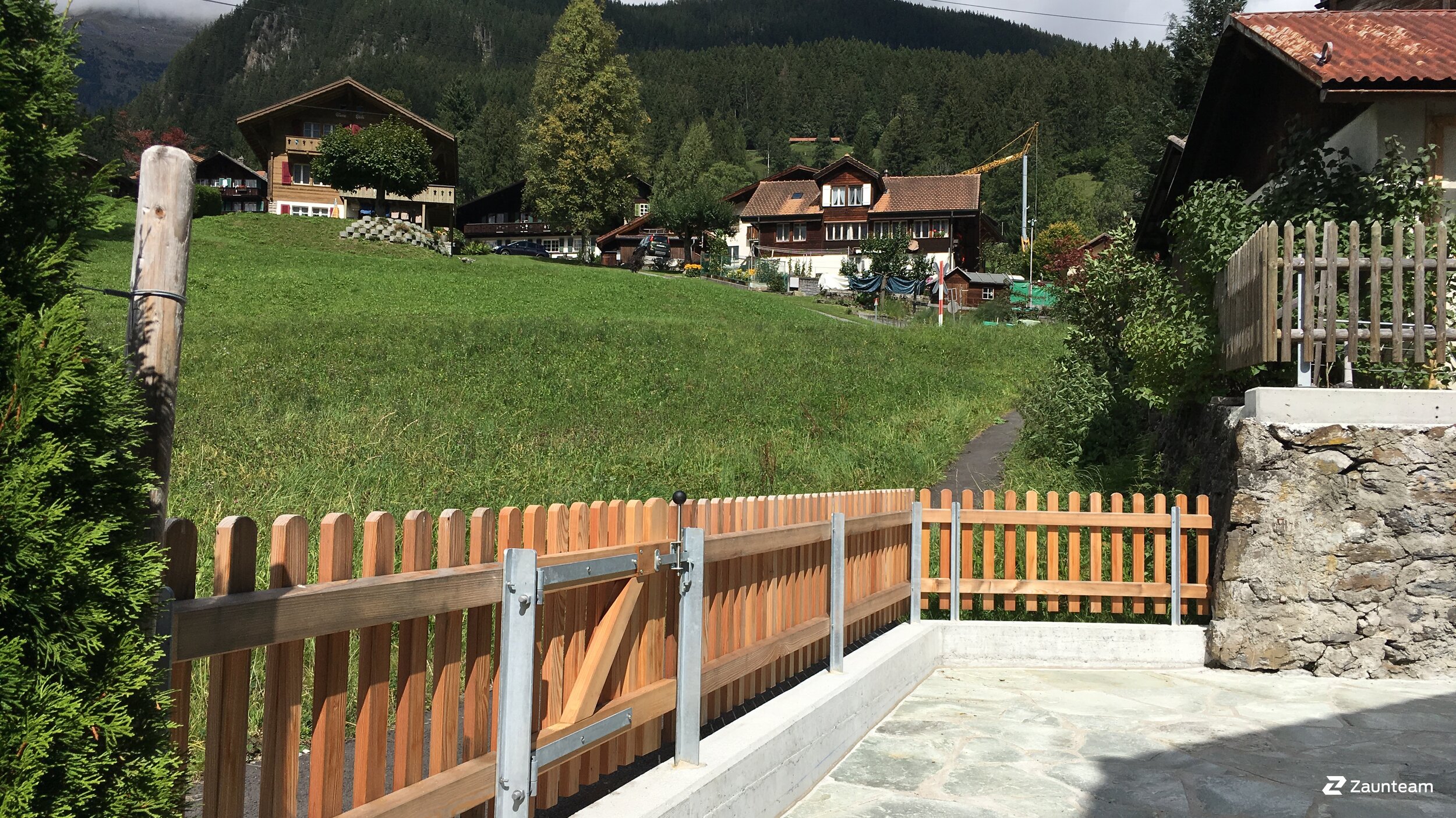 Protection brise-vue en bois de 2017 à 3818 Grindelwald Suisse de Zaunteam Berner Oberland.