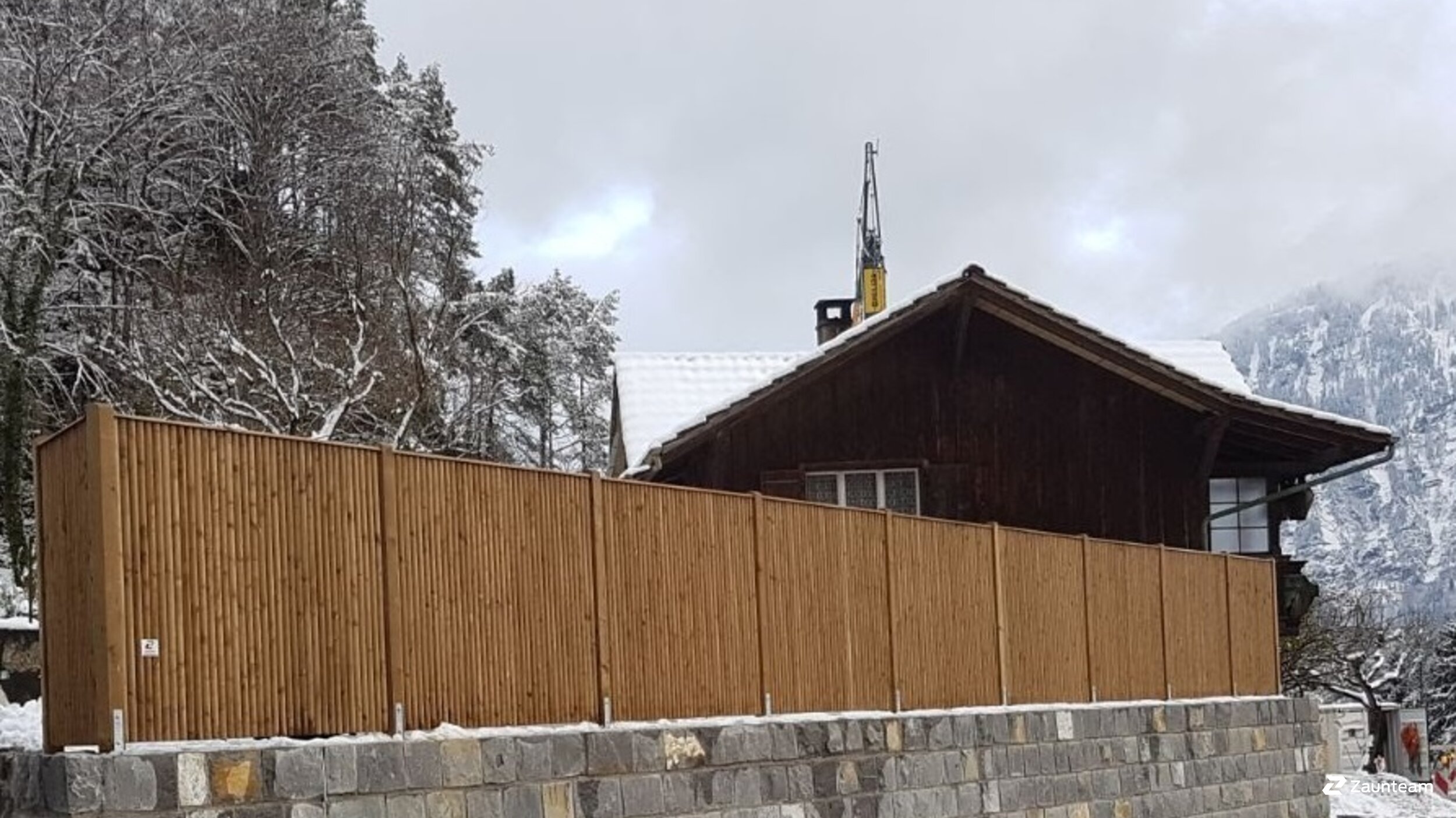 Protection brise-vue en bois de 2017 à 3800 Sundlauenen Suisse de Zaunteam Berner Oberland.