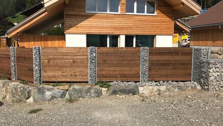 Protection brise-vue en bois de 2019 à 3705 Faulensee Suisse de Zaunteam Berner Oberland.