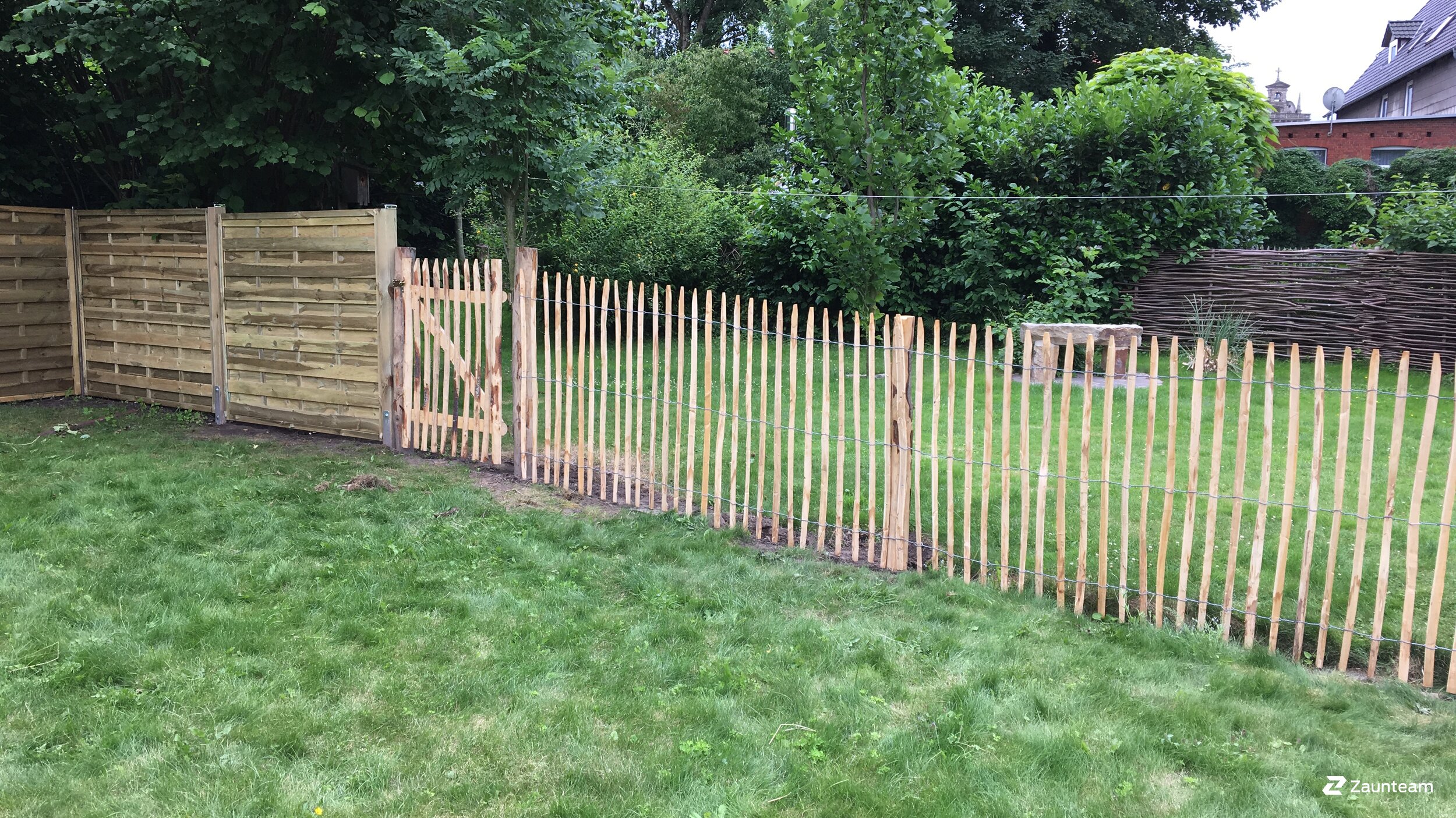 Naturzaun aus Kastanie mit Tür