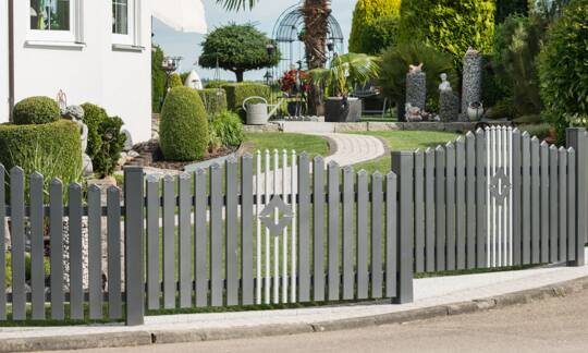 Dieses Zaunsystem erfüllt hohe individuelle Ansprüche in Auswahl, Optik und Qualität. Durch eine enorme Vielfalt an Modellkombinationen, Ornamenten, Farben und Extras ist das Zaunsystem nahezu grenzenlos kombinierbar. | © Zaunteam