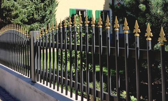 Der Palisaden Aluzaun spiegelt Eleganz in einem neuen Stil. Dieses Zaunsystem bietet attraktive und zugleich moderne Gestaltungsmöglichkeiten. | © Zaunteam