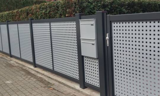 Der Palisaden Aluzaun spiegelt Eleganz in einem neuen Stil. Dieses Zaunsystem bietet attraktive und zugleich moderne Gestaltungsmöglichkeiten. | © Zaunteam