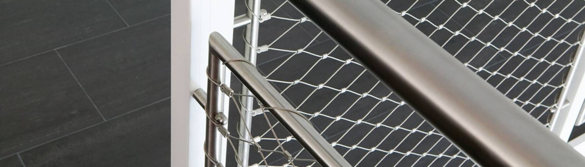 Edelstahlzäune stellen eine elegante Einfriedungs-Variante dar. Ein modernes Grundstück erhält durch einen Edelstahlzaun ein zusätzliches Highlight am Grundstücksrand.  | © Zaunteam