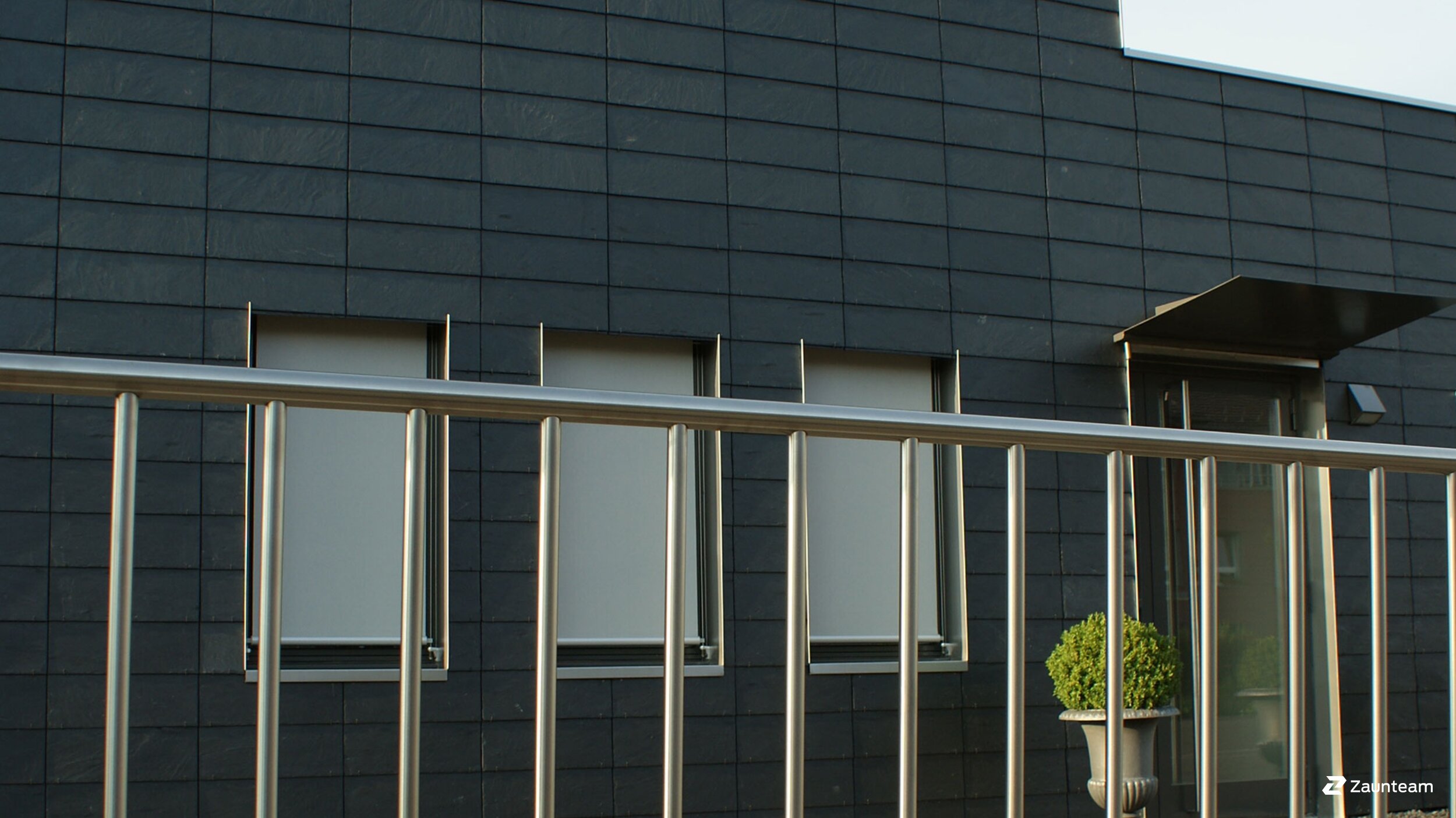 Der Zaun aus Edelstahl sorgt für Sicherheit  | © Zaunteam