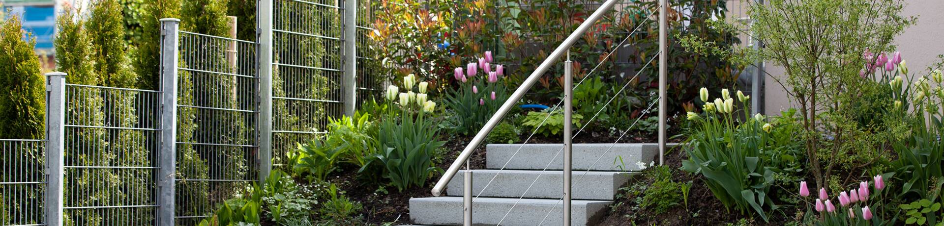 Handläufe und Geländer dienen als Absicherung für den Garten, Balkone, Terrassen und Treppenaufgänge und Abgänge. | © Zaunteam