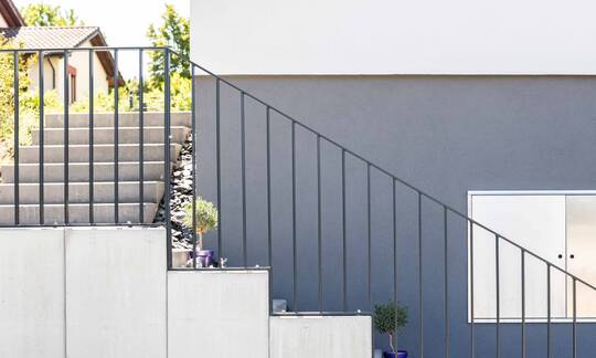 Staketengeländer sind die ideale Lösung für eine umfassende Absicherung von Balkonen und Terrassen, bieten sich aber auch als effektvolle Elemente entlang der Treppen an.  | © Zaunteam