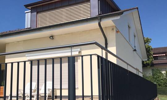 Staketengeländer sowie weitere Stahlgeländer sind die ideale Lösung für eine umfassende Absicherung von Balkonen und Terrassen, bieten sich aber auch als effektvolle Elemente entlang der Treppen an.  | © Zaunteam