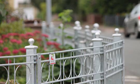 Unser Bild zeigt einen dekorativen Metallzaun, der Ihrem Garten eine elegante Note verleiht. Der Zaun ist mit filigranen Mustern und Details verziert, die ihm ein kunstvolles Aussehen verleihen. Er besteht aus hochwertigem Metall und ist langlebig und robust. Dieser dekorative Zaun ist die perfekte Wahl, um Ihren Garten stilvoll zu umgeben und ihm eine besondere Atmosphäre zu verleihen. | © Zaunteam