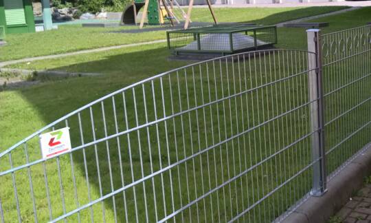 Der Deko-Doppelstabmattenzaun Schwerin ist ein besonders robustes und universelles System, das auf dem bewährten Doppelstabmattensystem basiert.