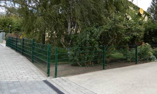 Der Deko-Doppelstabmattenzaun Wiesbaden ist ein besonders robustes und universelles System, das auf dem bewährten Doppelstabmattensystem basiert.