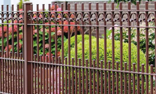 Der Klassikzaun Achilles setzt ein klares Zeichen was schlichtes aber dennoch edles Design anbelangt. Das kleinere Kastenprofil und das Zaunfeld ohne Rahmen bilden eine geschlossene Einheit, die sich harmonisch in jeden Garten einbetten lässt. | © Zaunteam