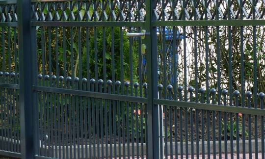 Elegant und anmutend, so lässt sich der Eindruck des Klassikzauns Aphrodite beschreiben, der durch das kleinere Kastenprofil des Zaunfeldes und die breiteren waagerechten Stäbe erzeugt wird. Die Standardausführung ist nach Belieben erweiterbar, z.B. durch zusätzliche Zwischenstäbe oder Kreisornamente. | © Zaunteam