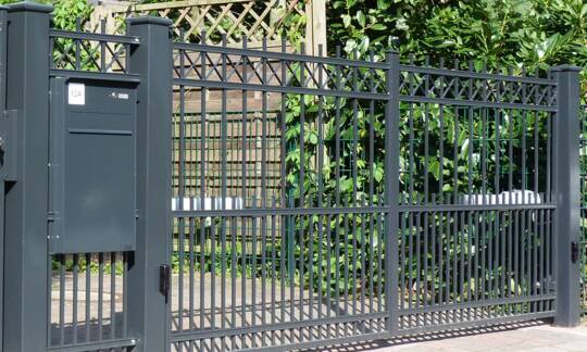 Der Klassikzaun wird auf die bestehende Bausubstanz abgestimmt, so dass die beste optische Wirkung entsteht. Somit ist jede Klassikzaun- oder Toranlage ein Unikat. Der Gestaltung Ihres Klassikzauns sind keine Grenzen gesetzt. | © Zaunteam