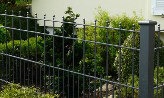 Leichtigkeit und Modernität, diese Eigenschaften machen den Klassikzaun Demeter aus. Damit passt er wunderbar zu moderner Architektur.  Neben vielen Standardfarben sind auch alle RAL- und Decorfarben erhältlich. | © Zaunteam