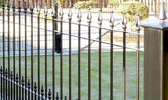 Geradlinig und strukturiert, das macht den Klassikzaun Hyperion aus.  Neben vielen Standardfarben sind auch alle RAL- und Decorfarben erhältlich. Lassen Sie sich von Ihrem Zaunteam einen Vorschlag aus der grossen Modellvielfalt ausarbeiten. Sie werden begeistert sein! | © Zaunteam