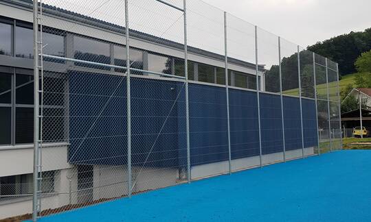 Ballfangzäune werden als Sport- und Schutznetze nicht nur auf Fussballplätzen, sondern spezifisch auch für Beachvolleyball, Badminton, Tennis, Hockey, Diskus- und Hammerwurf eingesetzt.