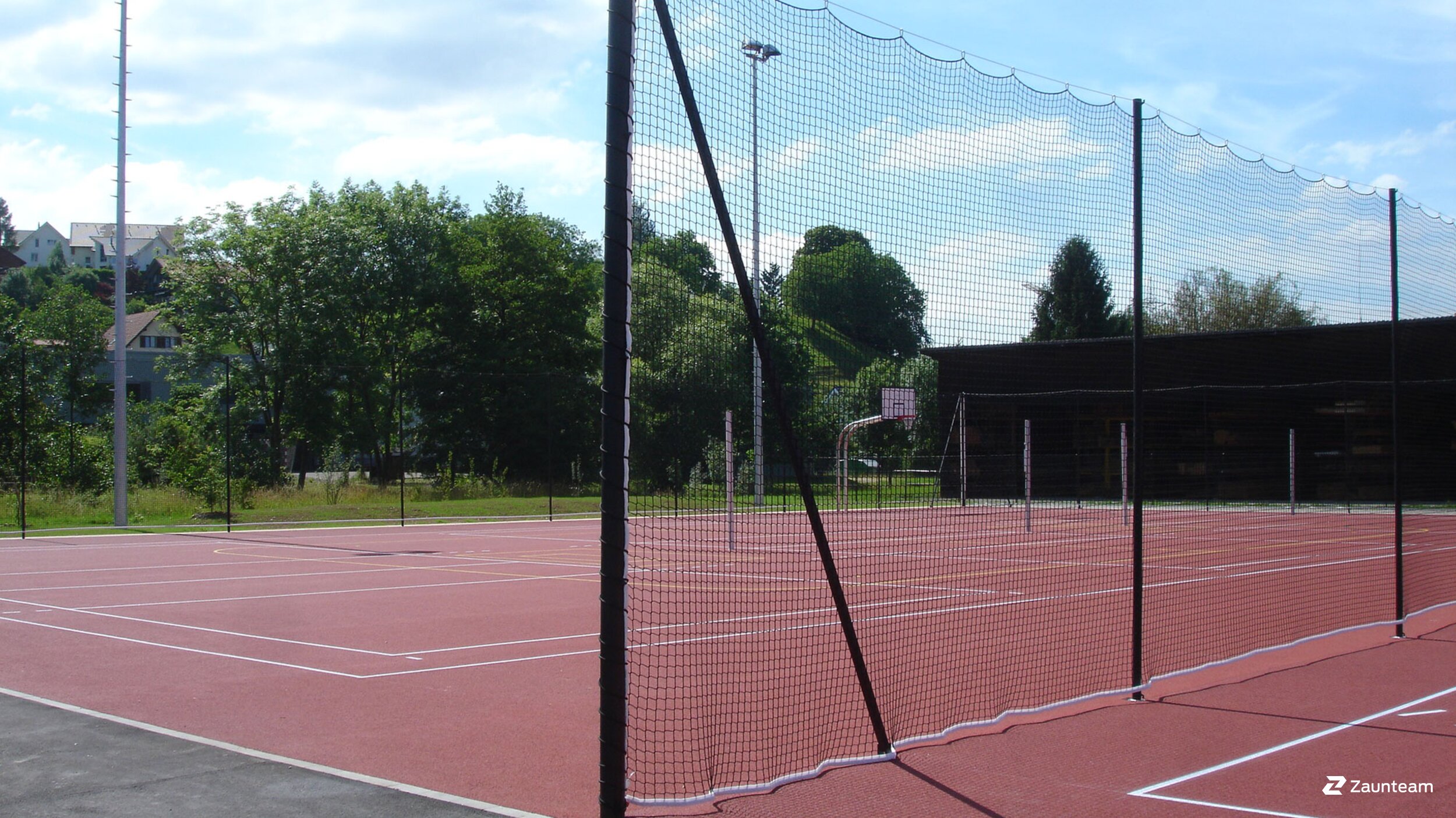 Ballfangzäune und Ballfangnetze werden als Sport- und Schutznetze nicht nur auf Fussballplätzen, sondern spezifisch auch für Beachvolleyball, Badminton, Tennis, Hockey, Diskus- und Hammerwurf eingesetzt. | © Zaunteam