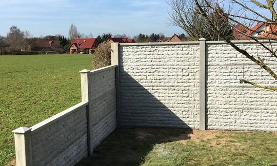 Was optisch so attraktiv und natürlich erscheint, ist ein Sichtschutz aus Beton in Klinker-Optik. Der Zaun dient als Lärmschutz und als Schutz vor unerwünschten Blicken. | © Zaunteam