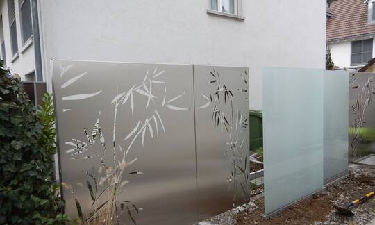 Ein Sichtschutz der sich sehen lassen kann. Raffinierte Glas und Holz Elemente geben dem Zaun ein wertiges Aussehen. | © Zaunteam