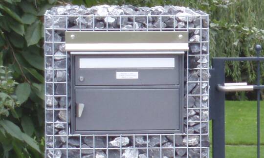 Dieser Briefkasten wird in eine Deko Steinsäule integriert und sorgt so für mehr Platz. Viele verschiedene Briefkästen haben wir schon umsetzen dürfen | © Zaunteam