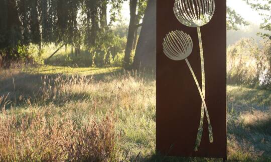 Unter der Bezeichnung Cortenstahl versteht man wetterfesten Baustahl, auf dessen Oberfläche sich unter Witterungseinfluss fortlaufend eine Sperrschicht bildet. | © Zaunteam