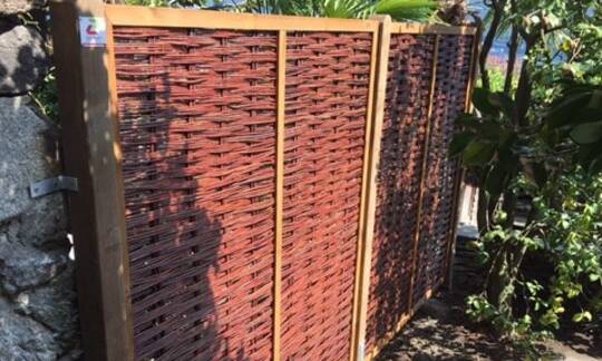 Per Hand werden die Weidenruten kunstvoll um Haselnussstäbe oder Kieferrahmen geflochten. Abweichungen in der Flechtung oder Farbunterschiede stellen kein Qualitätskriterium dar, sondern eine Eigenschaft, die jeden Zaun zu einem Unikat werden lässt.  | © Zaunteam