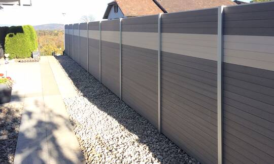 Die modulare Bauweise dieser Sichtschutzmodelle mit den ästhetisch wirkenden Glas- und Alu Einsätzen bietet eine Vielzahl an Gestaltungmöglichkeiten. | © Zaunteam