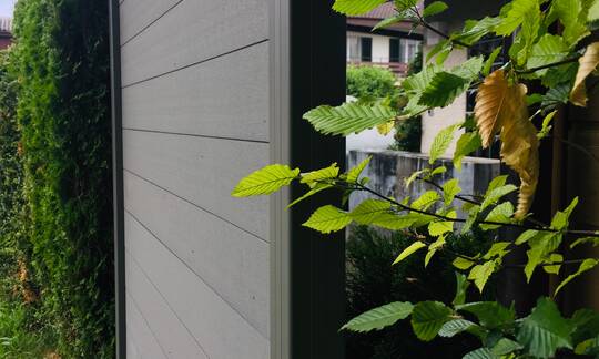 Der WPC Sichtschutz "Discrétion" ist modular aufbaubar und erhältlich in den Farben Anthrazit, Quarzgrau und in Holzoptik. Mit den leichten und korrosionsbeständigen Aluminiumpfosten entsteht ein Sichtschutz mit höchster Widerstandfähigkeit gegen Umwelteinflüsse. | © Zaunteam