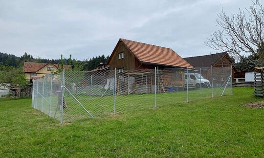 Ein passender Zaun für kleine Gehege in der Tierhaltung. Das Diagonalgeflecht ist vielfach verwendbar.  | © Zaunteam