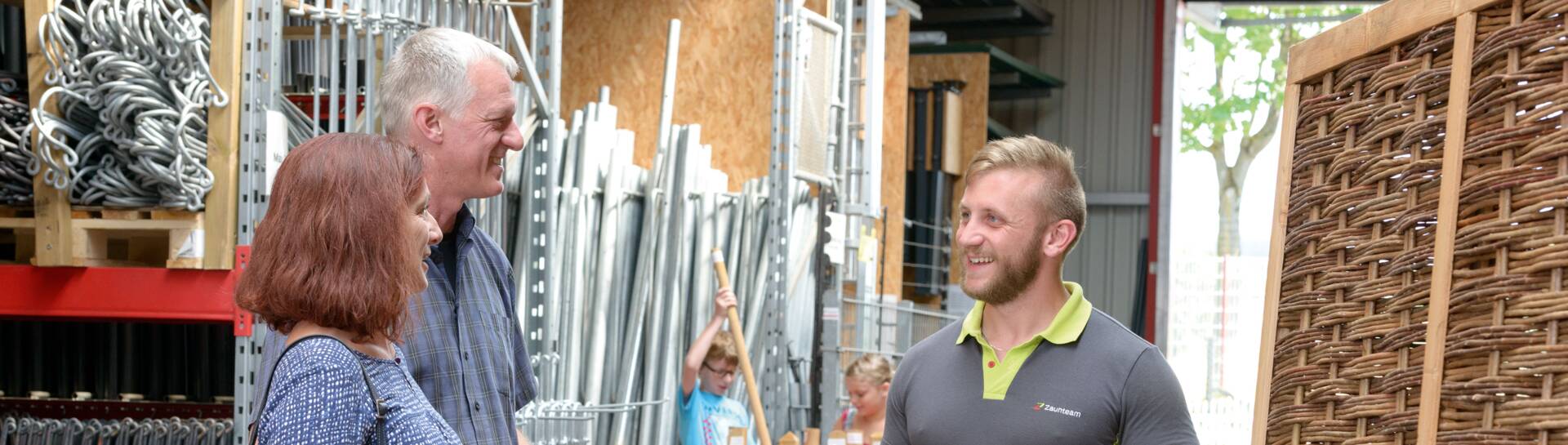 Persönliche Beratung | © Ein Zaun oder Tor von Zaunteam ist immer ein persönliches Werk. Persönlichkeit entsteht durch Nähe, räumlich wie menschlich. Entdecken Sie den Zaunteam Standort in Ihrer Nähe und lernen Sie die übergreifende Fachkompetenz Ihres persönlichen Ansprechpartners kennen.